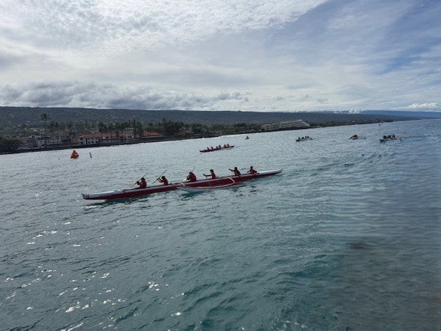 Canoes racing