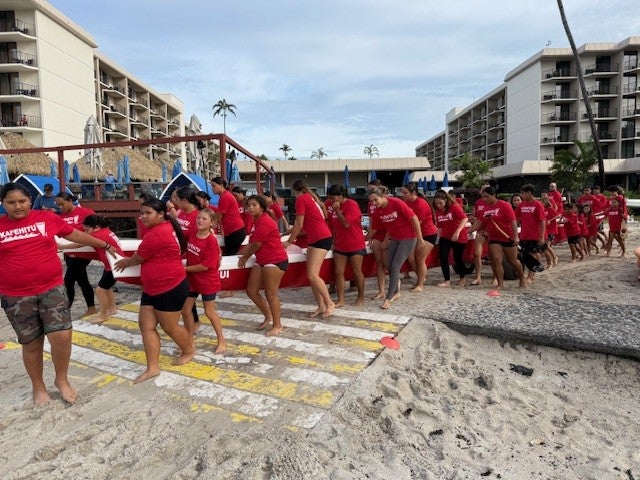 Kai 'Ehitu team carrying canoes