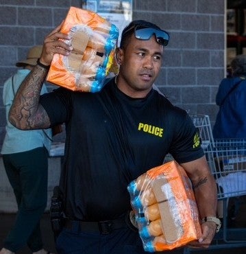 Ofcr Cayetano at Kona Costco food drive