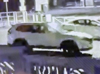 Picture of white SUV with text stating Hawai‘i Island police are requesting the public’s assistance in identifying suspects involved in a weapons incident that occurred on Monday evening, July 28, 2025, at 11:15 p.m., in the area of Ali‘i Drive in Kailua-Kona.